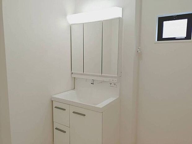 お出かけ前の身だしなみに一歩差がつく三面鏡。