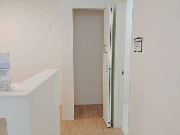 キッチンの脇に、この収納があるだけで、キッチン動線が変わりますね。