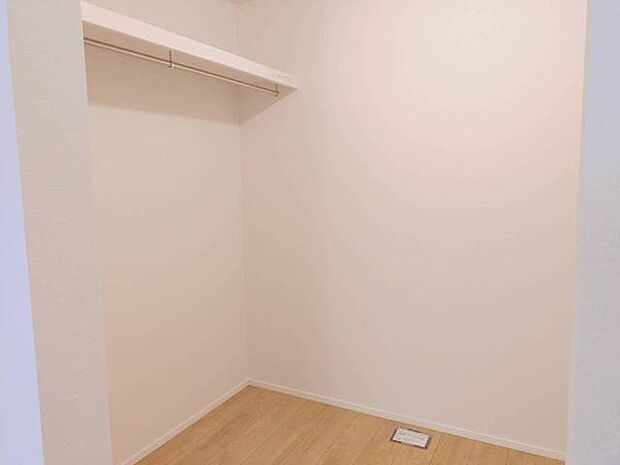 季節物の衣類もスッキリ収納できるウォークインクロゼット。