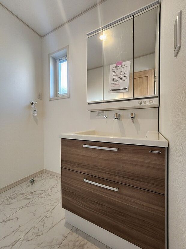 お出かけ前の身だしなみに一歩差がつく三面鏡。 