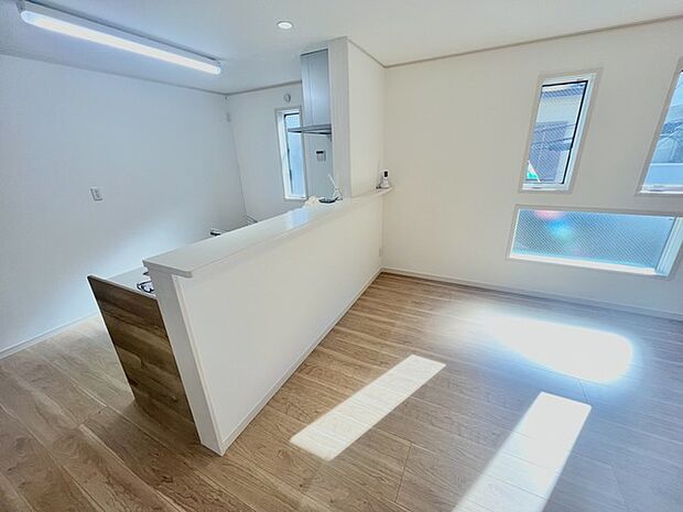 心地よい自然光が床に広がる、穏やかな空間。