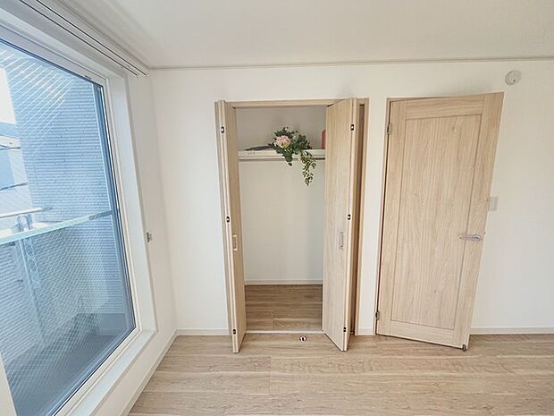 木目調のドアが温かみと心地よさを感じさせる空間