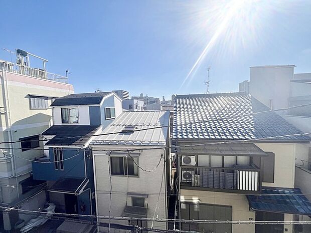 日差しが心地よい、清々しい空が広がる街並み