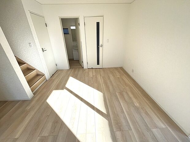 床に映る光が、空間に温かな表情をもたらしています。