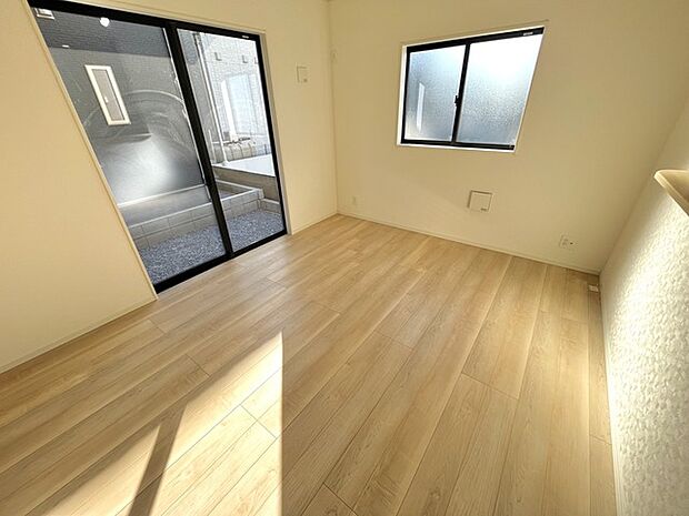 木漏れ日が床に描く、穏やかで温かな日常。