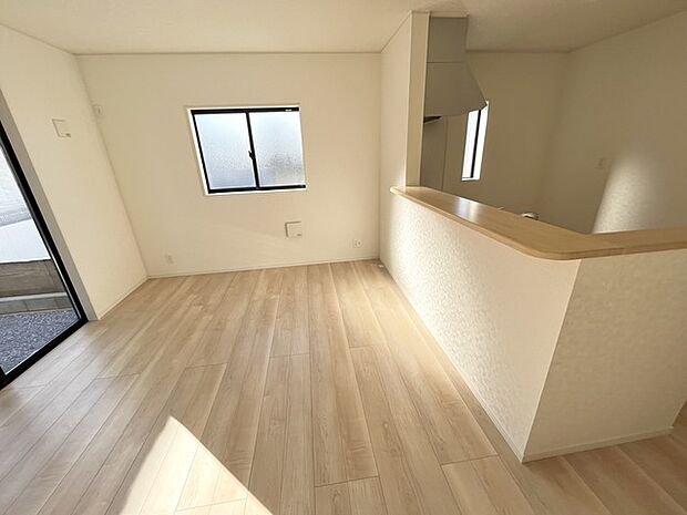 明るい木目調の床と、心地よい広がりを感じさせる空間