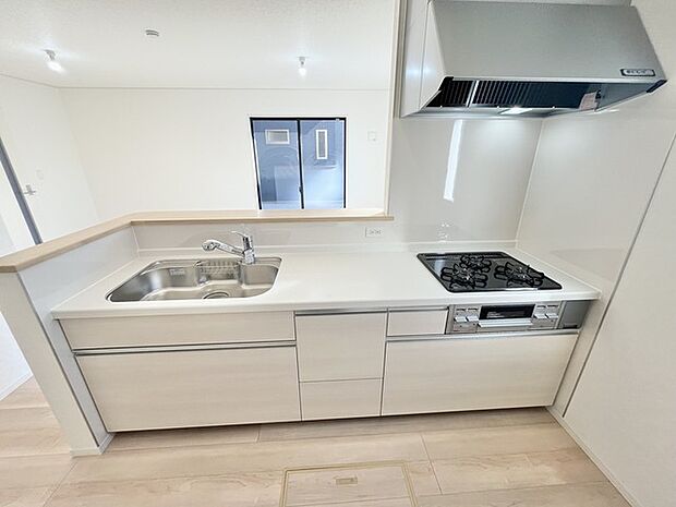 清潔感あふれる白で統一された、機能的なキッチン空間。