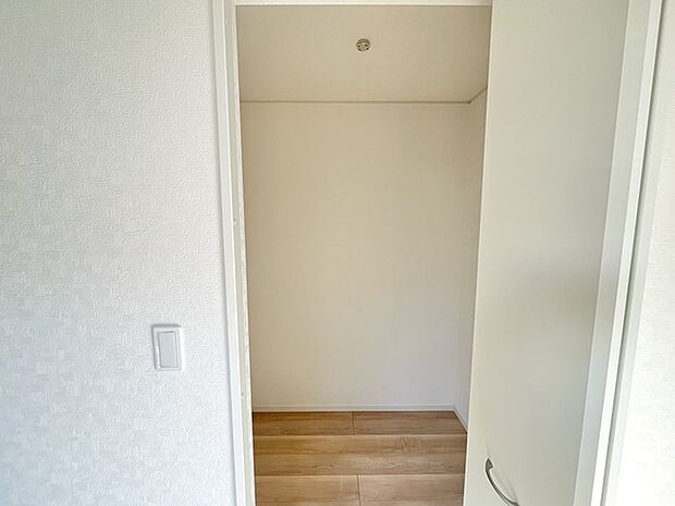 穏やかな空間に、木目の温もりが心地よく調和します。