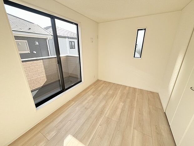 木目調の床が温かみを感じさせる、心地よい空間。