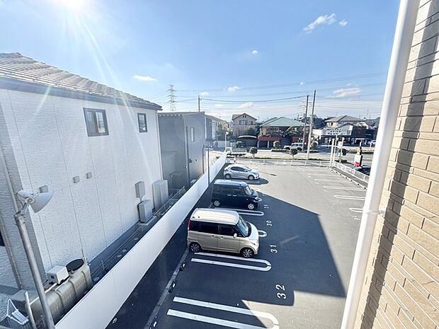 青空と白い壁、日差しが心地よい住まい