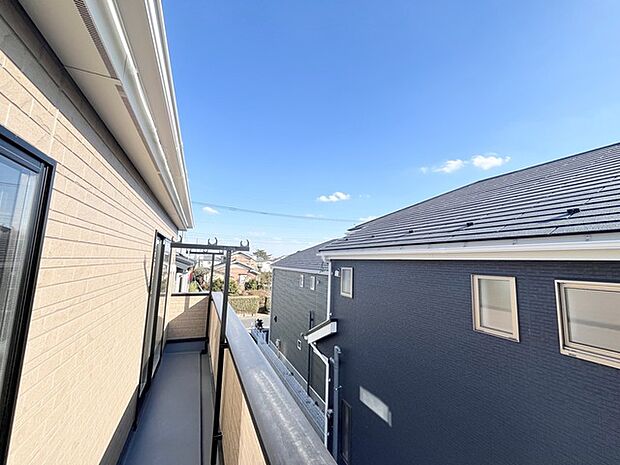 澄み渡る空の下、心地よい風が吹き抜ける開放的な空間