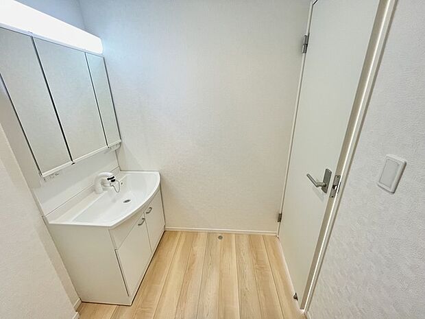 清潔感あふれる空間に、柔らかな光が心地よく広がります