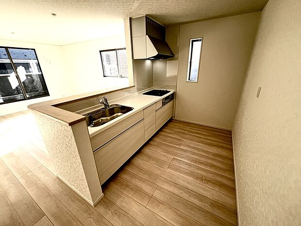 吊戸棚で視界を遮らず、パノラマ感を重視したタイプのキッチンスペース。 