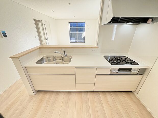 お子様と並んで料理をしても余裕のゆとりのキッチン 