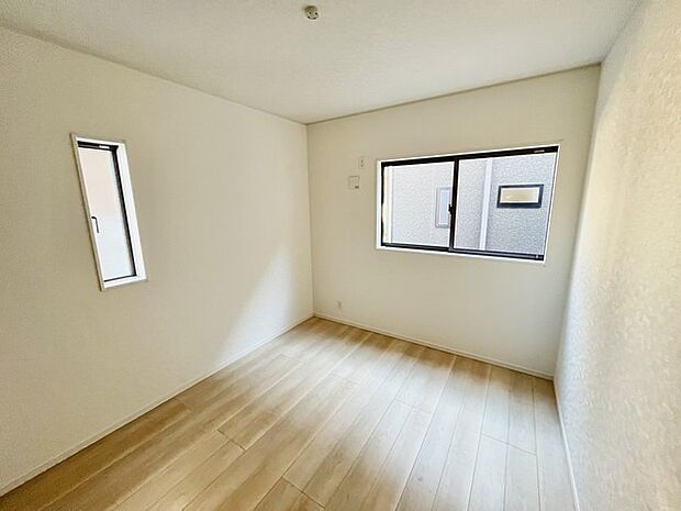 今からここを誰のお部屋にしようか、そんな洋室です。 
