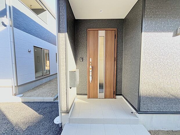 ポーチのついた新築分譲物件。玄関の印象はいかがでしょうか?入口からご覧ください。