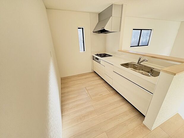 吊戸棚で視界を遮らず、パノラマ感を重視したタイプのキッチンスペース。