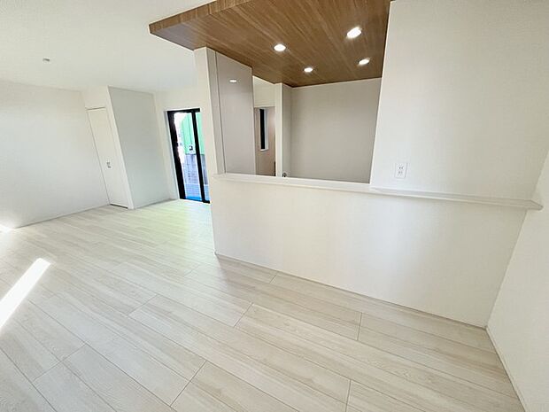 木目天井が温もりを感じさせる、広々とした空間