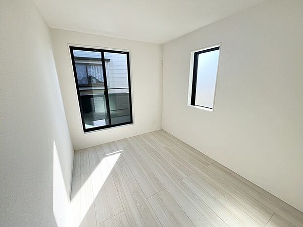 柔らかな光が壁と床に描く、穏やかな午後のひととき。