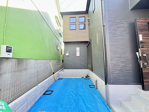 隣り合う建物との間に生まれる、洗練された奥行きのある空間。