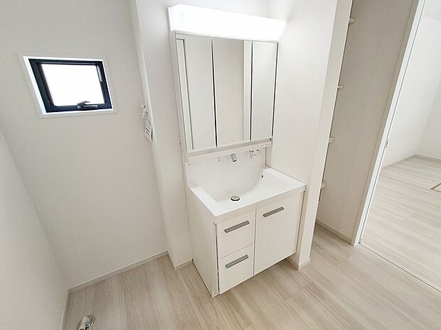 お出かけ前の身だしなみに一歩差がつく三面鏡。