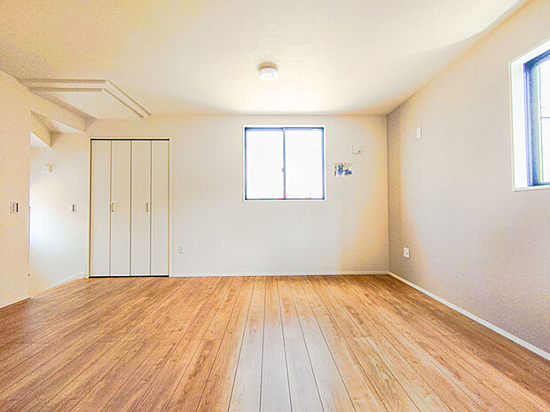 日当たりのいい2階リビングはプライベート性も高く、落ち着いて過ごせます 