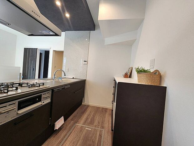 お子様と並んで料理をしても余裕のゆとりのキッチン