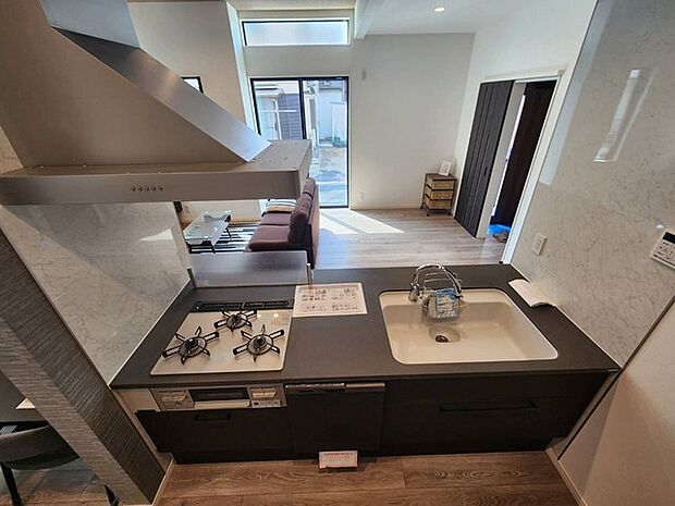 ご家族を近くに感じられる対面キッチン。