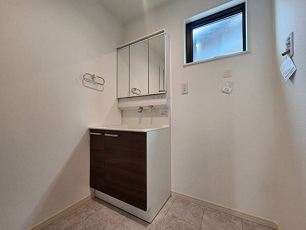 お出かけ前の身だしなみに一歩差がつく三面鏡。