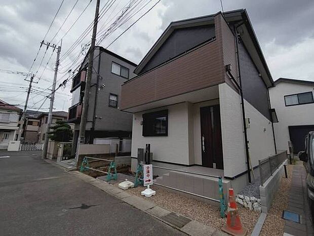 前面道路含む外観