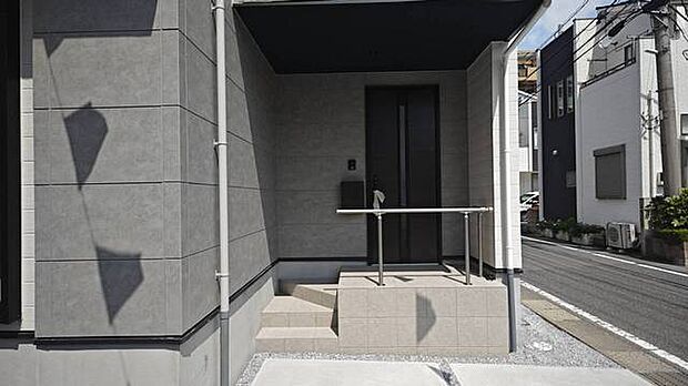 ポーチのついた新築分譲物件。玄関の印象はいかがでしょうか？入口からご覧ください。 