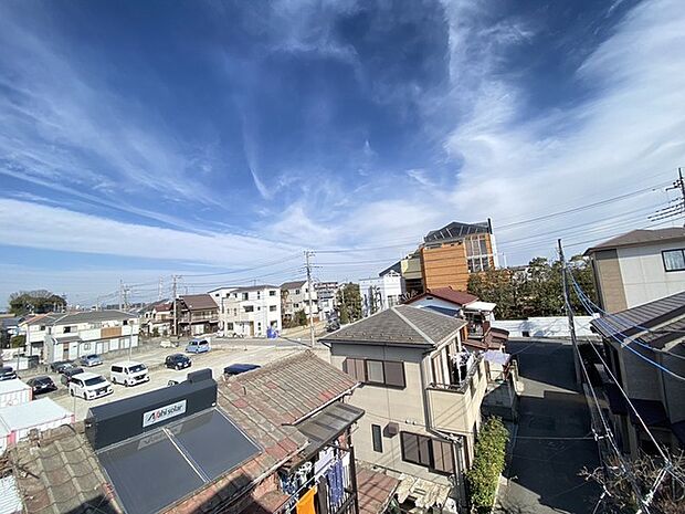 広がる青空と、心地よい風が吹き抜ける街並み