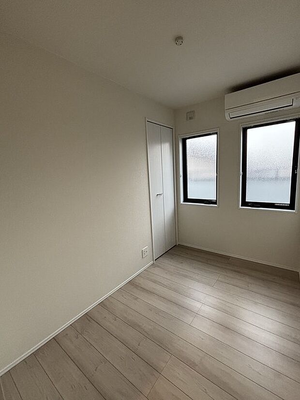 木目調の床が温もりを感じさせる、整然とした空間。