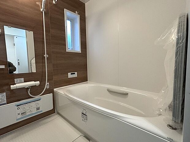 木目調の壁と清潔感あふれる空間が、一日の疲れを癒します。