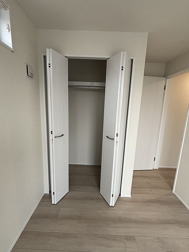 広々とした空間に、すっきりとした印象の収納スペース。