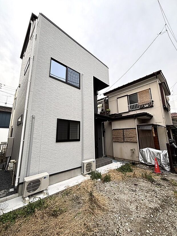 モダンな外観と、穏やかな空が調和する住まい。