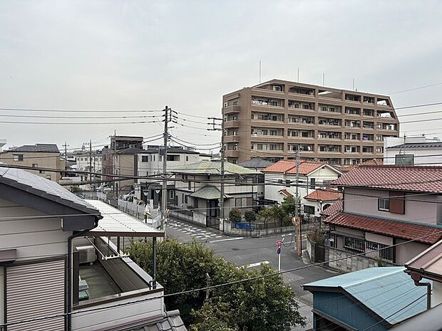 穏やかな空の下、住宅街に広がる心地よい眺望。