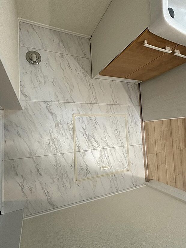 大理石調の壁が、洗練された空間を演出しています。