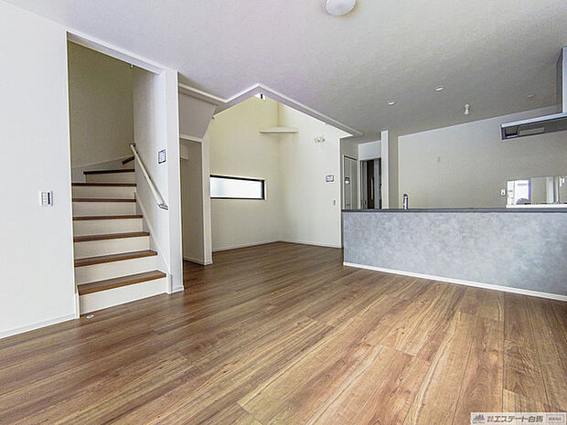 リビング吹き抜けがあり、窓から遠いい奥まで明るいLDK