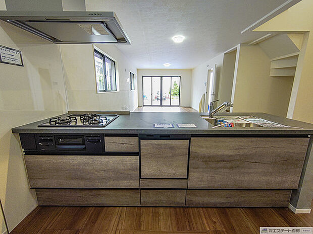 ご家族を近くに感じられる対面キッチン。