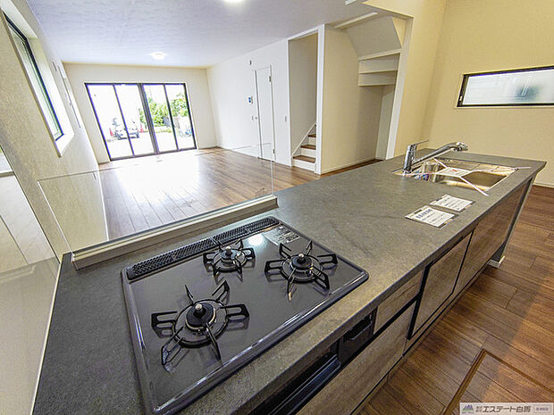 フルオープンキッチンでリビングまで視界が開けています