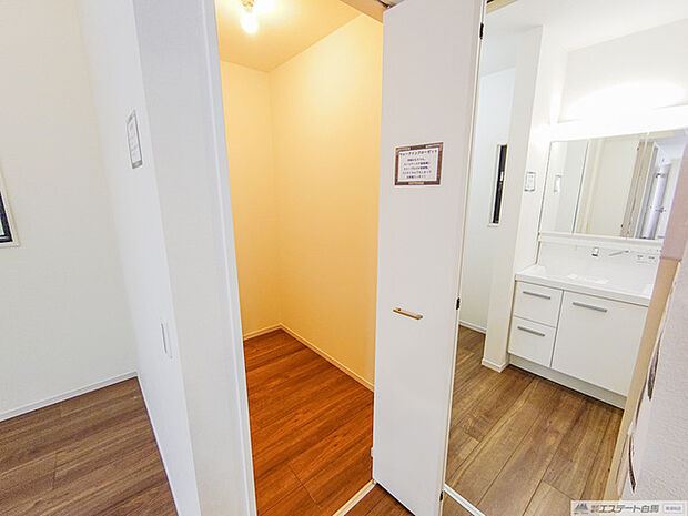 キッチン脇ウォークインクローゼット