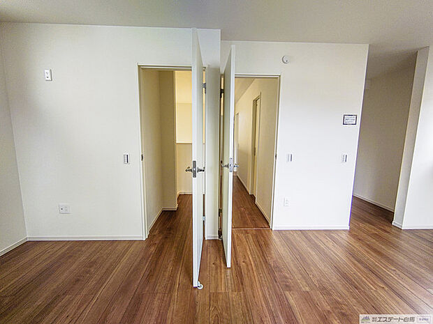 洋室7帖+3.7帖_将来部屋を間仕切れるように扉が二つ!