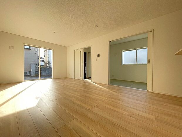 南側に大きな窓を配置、明るいリビングが出来ました。