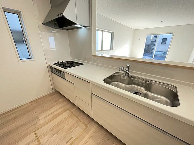 ご家族を近くに感じられる対面キッチン。