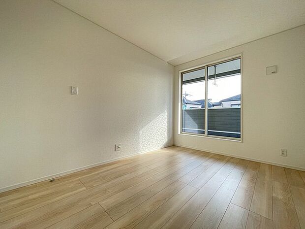 ナチュラルウッドの色合いが、室内にあたたかな雰囲気を運びます。