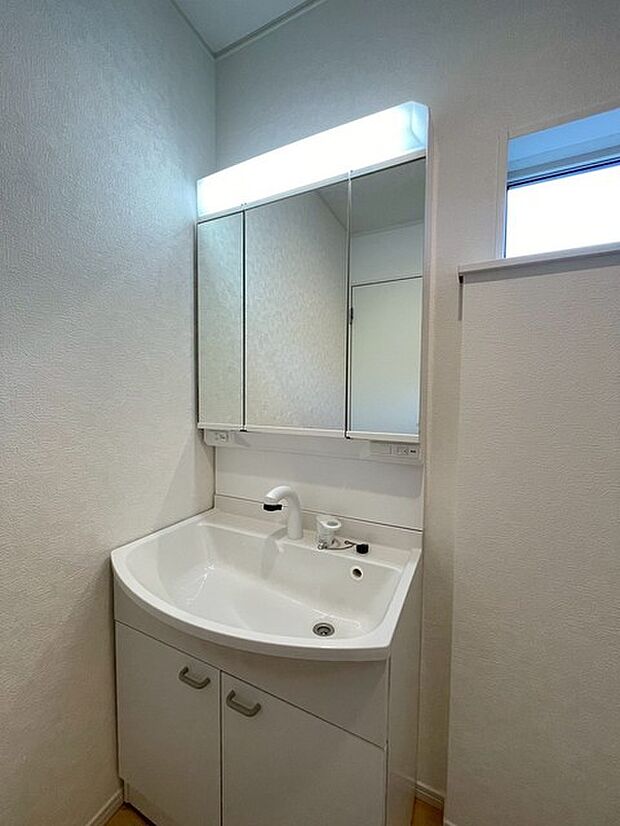 たっぷりの収納を設けたシャワー付洗面台で快適な暮らし。