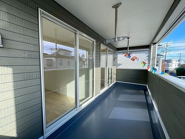 南側に面したワイドな幅のバルコニー、カラッと洗濯物が乾きそう。