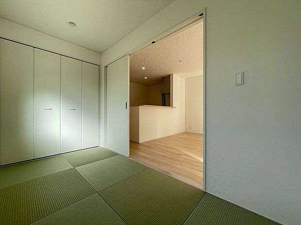 リビングと一体のように使える和室。キッチンからもよく見えます。
