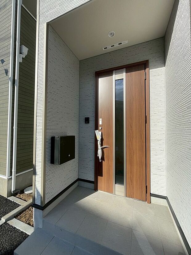 この扉を開けると、新築の木の匂いが待ってます。